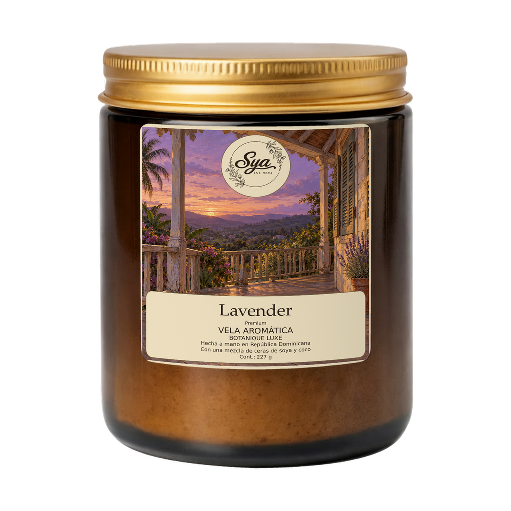 Vela Sya Lavender de Botanique Luxe en frasco ámbar sobre fondo transparente.