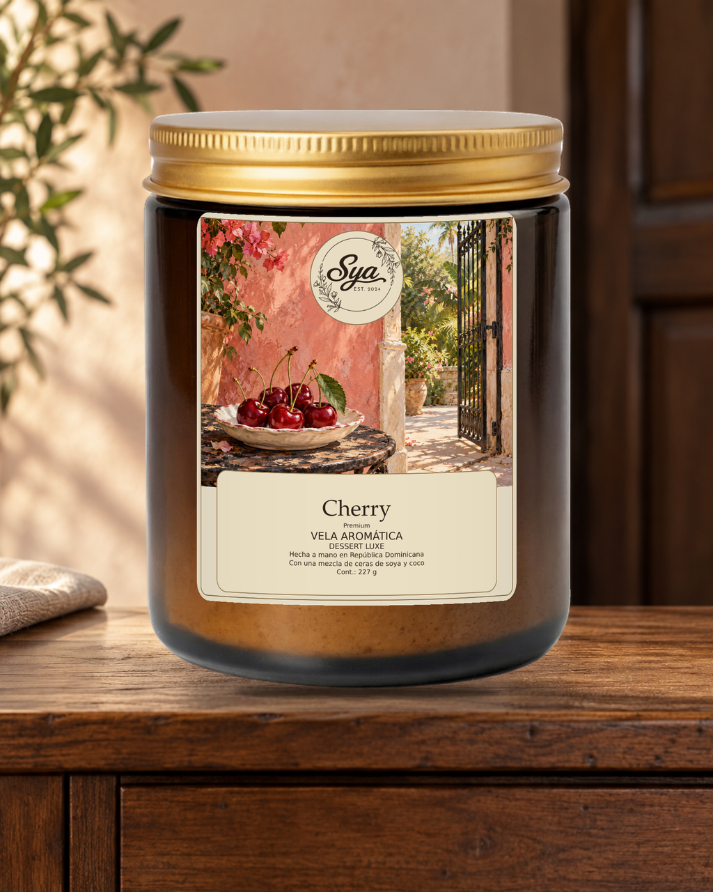 Vela Sya Cherry de Dessert Luxe en escena ambiental.