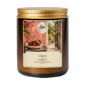 Vela Sya Cherry de Dessert Luxe en frasco ámbar sobre fondo transparente.