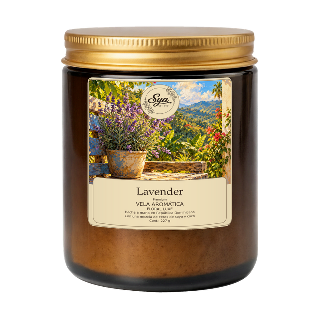 Vela Sya Lavender de Floral Luxe en frasco ámbar sobre fondo transparente.