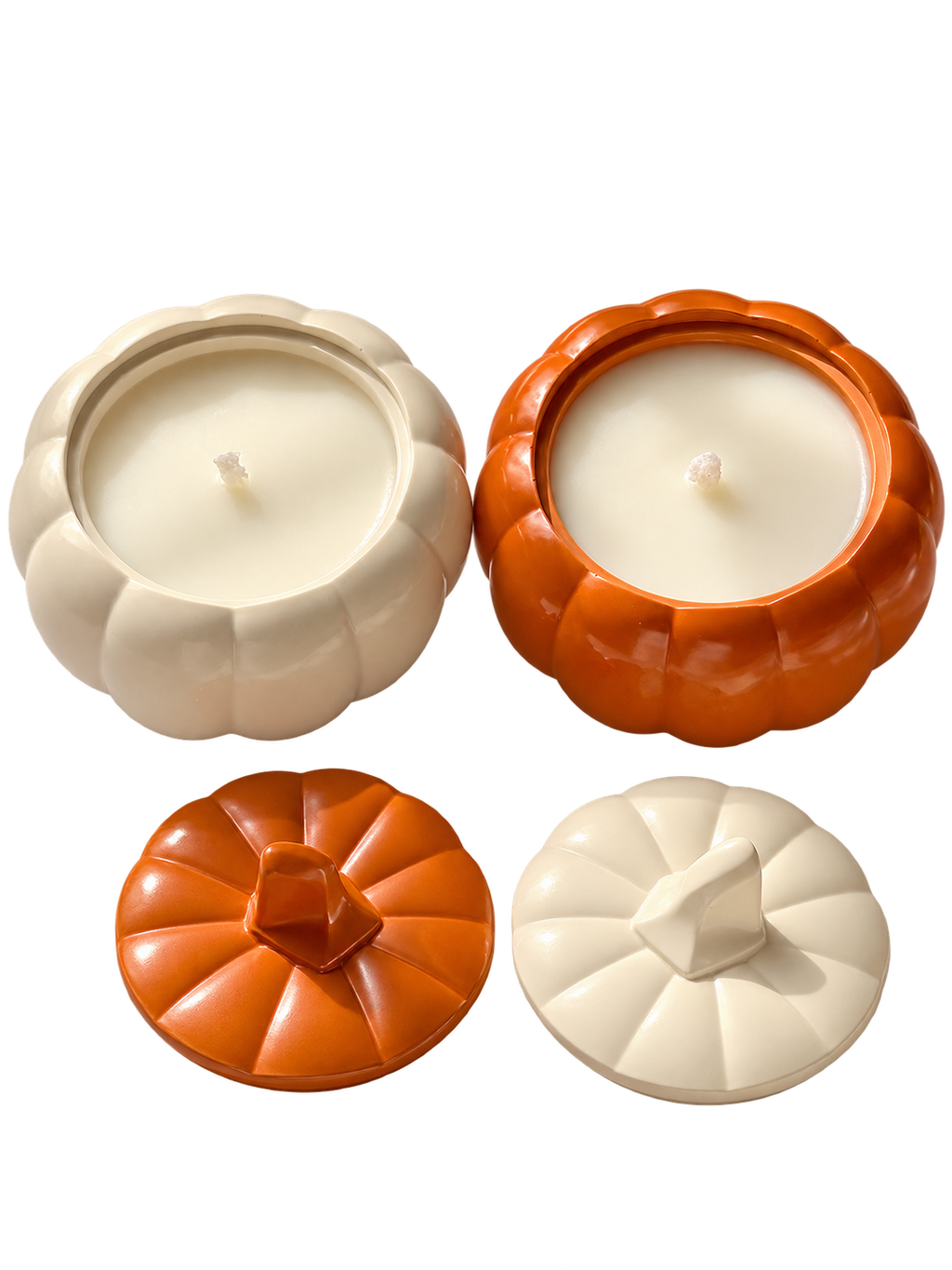 Velas artesanales en recipientes con forma de calabaza y sus tapas, fondo transparente.