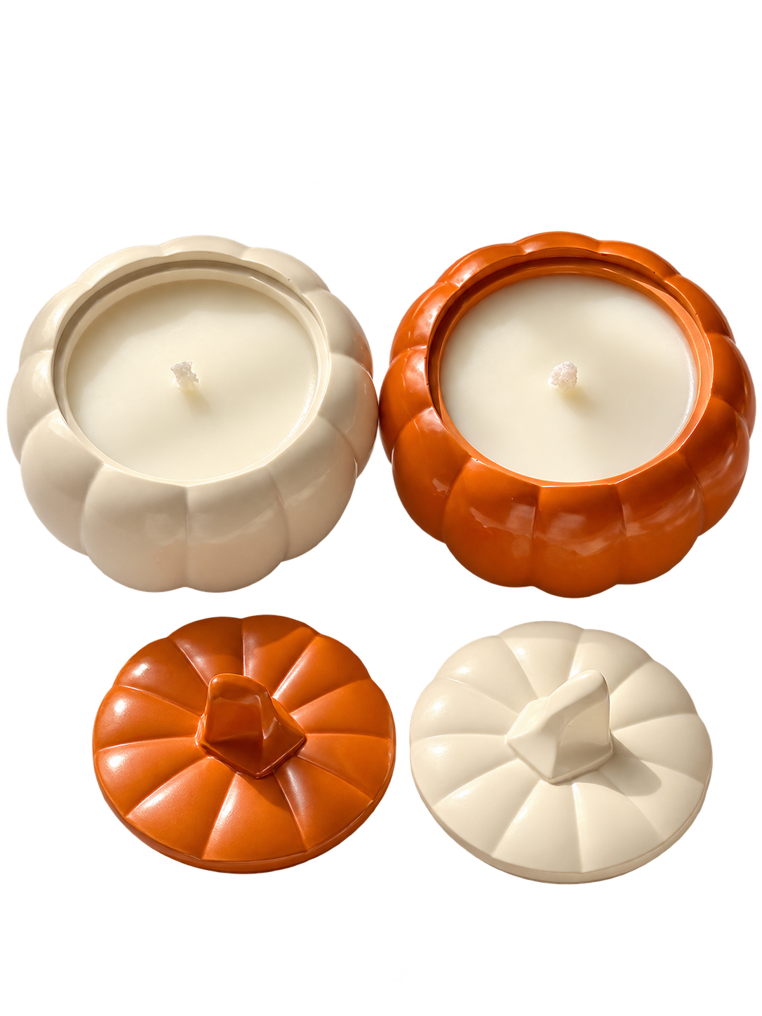 Velas artesanales en recipientes con forma de calabaza y sus tapas, fondo transparente.