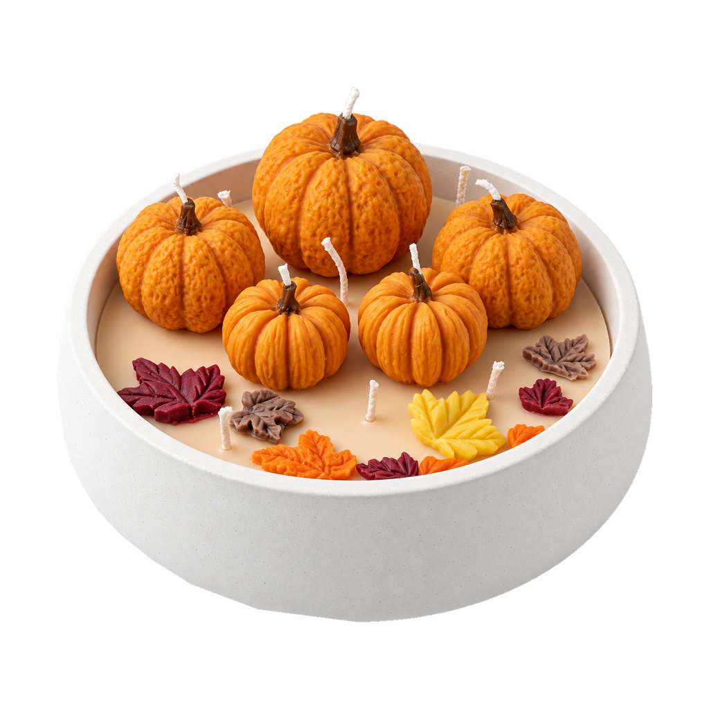 Vela Pumpkin Harvest de Sya en fuente blanca, con cinco calabazas naranjas y hojas de cera, sobre fondo transparente.